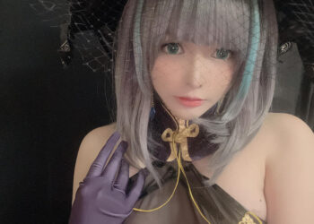 Theo trend “vạch áo khoe thân”, nữ cosplayer khiến cộng đồng mạng “nóng mặt” với vòng một quá quyến rũ