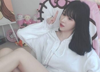 Vô tình hớ hênh bộ phận nhạy cảm trên sóng, nữ streamer vội vàng lên tiếng đính chính: “Không phải như mọi người nghĩ”