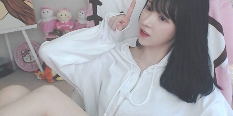 Vô tình hớ hênh bộ phận nhạy cảm trên sóng, nữ streamer vội vàng lên tiếng đính chính: “Không phải như mọi người nghĩ”