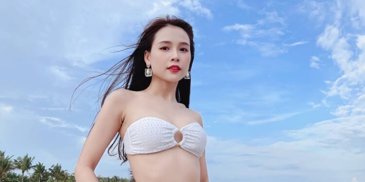 Lần hiếm hoi khoe ảnh bikini, Sam gây bão vì quá gợi cảm
